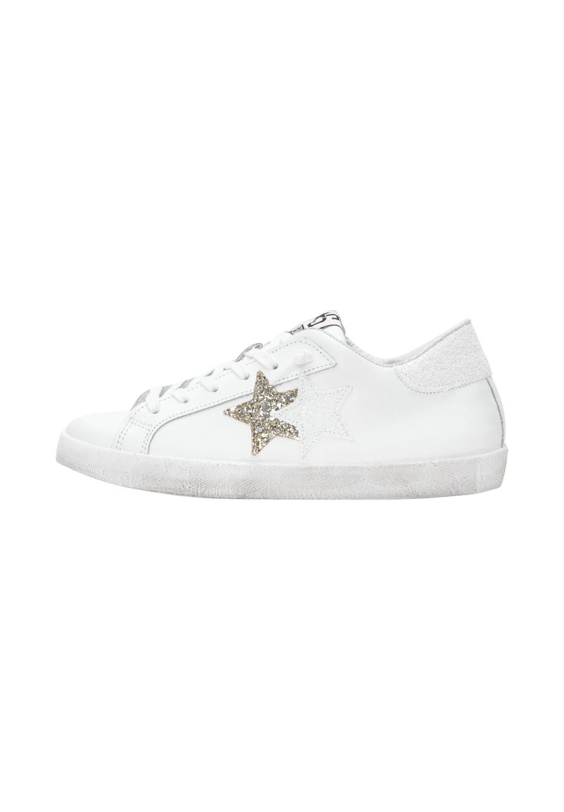 Sneaker bianca a bassa top con lacci bianchi, decorazioni di stelle glitterate oro e bianche sui lati e suola leggermente usurata.
