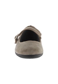 Zapato de ante gris con punta abierta y correa elástica, con una suela de goma negra texturizada para mayor agarre. Diseño simple y funcional.