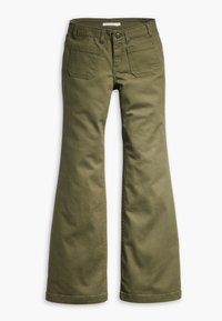 Pantalon évasé vert olive en coton, doté d'un design classique à cinq poches et d'une fermeture éclair avec bouton. Texture lisse.