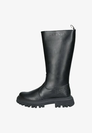 Stivale nero al ginocchio realizzato in pelle liscia. Presenta un'aggiunta testurizzata sul tallone, suola a rilievo spessa e logo impresso sul gambale.