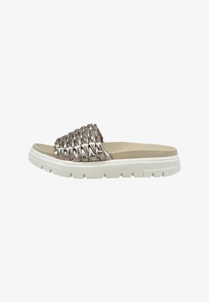 Slip-On-Sandale mit breitem, metallic geflochtenem Riemen, gepolstertem beigem Fußbett und dicker weißer, strukturierter Sohle.