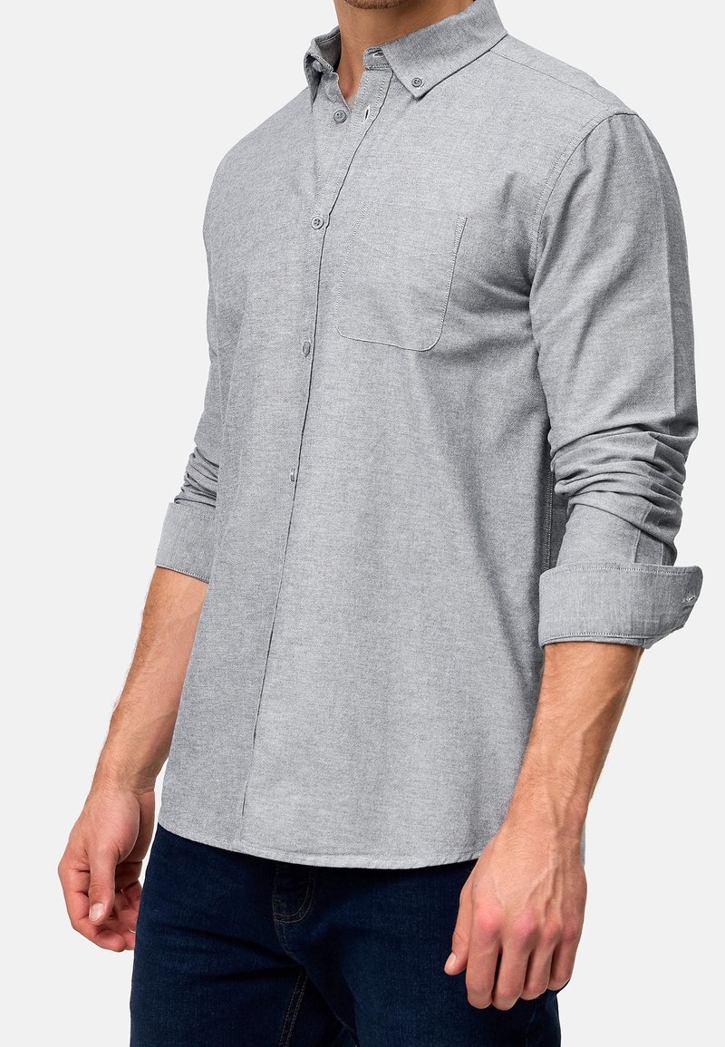 Szary, długi rękaw, koszula z guzikami, z kieszenią na piersi, wyraźnym kołnierzem i podwiniętymi rękawami, wykonana z teksturowanej tkaniny.