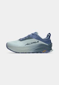 Sapatilha de trail running azul clara com parte superior em malha, detalhes cinzentos, sola espessa, sola com cravos e a marca "ALTRA" na lateral.