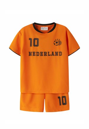 Tenue de football orange pour enfants des Pays-Bas avec col bordé de noir, numéro 10 sur le maillot et le short, et un logo de ballon de football avec trois étoiles.