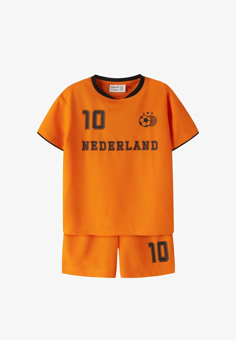 Tenue de football orange pour enfants des Pays-Bas avec col bordé de noir, numéro 10 sur le maillot et le short, et un logo de ballon de football avec trois étoiles.