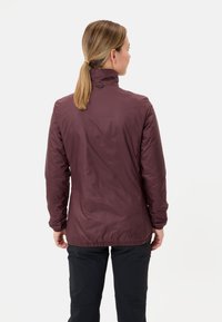 Giacca leggera color marrone bordeaux con colletto alto, polsini elasticizzati e orlo cinchato. Tessitura liscia e design minimalista.