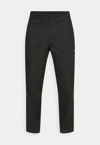 Zwarte rechte broek met voorzakken, riemlussen en knoopsluiting, gepresenteerd op een effen witte achtergrond.