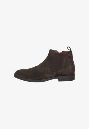 Bottines en daim marron avec des panneaux élastiques sur les côtés et une languette de traction, présentant un bout arrondi et un petit talon en caoutchouc pour le confort.