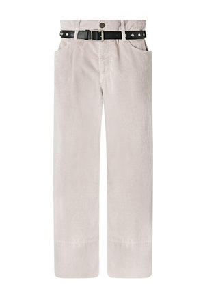 Pantalones de pana beige con piernas rectas y bolsillos delanteros, combinados con un cinturón de cuero negro con tachuelas y hebilla plateadas.