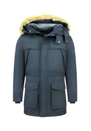 Donkerblauwe winterparka met capuchon gevoerd met bont, ritssluiting aan de voorkant, klepzakken met drukknopen op de borst en onderlichaam, en lange mouwen.