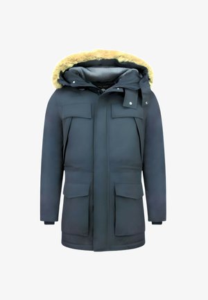 Donkerblauwe winterparka met capuchon gevoerd met bont, ritssluiting aan de voorkant, klepzakken met drukknopen op de borst en onderlichaam, en lange mouwen.