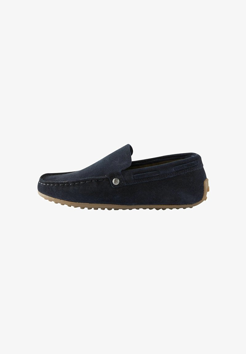 Mocassino da uomo in camoscio blu navy con suola in gomma e cuciture mocassino, stile slip-on con piccolo dettaglio logo in metallo.