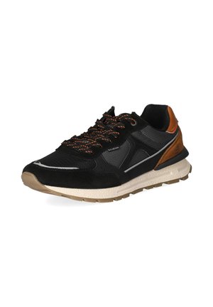 Zapatilla negra y marrón con cordones con detalles en naranja, parte superior de malla y ante, y suela blanca acolchada inclinada para mostrar el lado exterior.