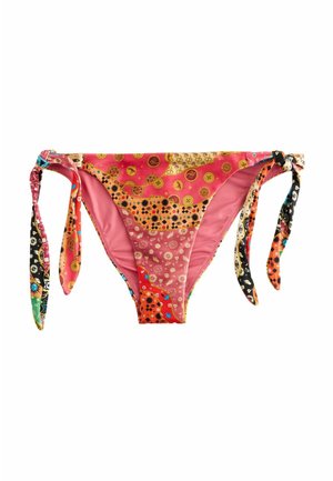 Kolorowy dół bikini z wiązaniami po bokach w różowe, pomarańczowe, żółte i czarne wzory słońc, kropek i abstrakcyjnych kształtów na białym tle.