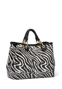 Borsa a tracolla con stampa zebre in bianco e nero, realizzata in materiale testurizzato, con hardware dorato, doppie maniglie e una forma strutturata.