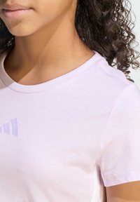 Svijetloplavi kratki rukav majica s okruglim izrezom i izvezenim logotipom sprijeda. Mekani pamuk.