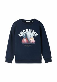 Granatowy sweter z okrągłym dekoltem, z grafiką słonia w różowej kurtce oraz białym napisem: "Szczęśliwy ja, jestem gotowy na imprezę."