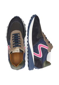 Buty sportowe z mieszanką granatowej siateczki i zamszu, szare akcenty z zamszu, biała podeszwa środkowa oraz różowe, zakrzywione logo po boku. Teksturowana czarna podeszwa zewnętrzna.