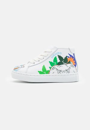 Biały sneakers z wysoką cholewką z zielonymi liśćmi, ilustracją słonia, ptakiem i niebieskim logo "KENZO" z boku.