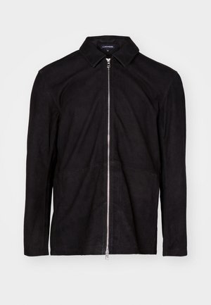 Casaco de camurça preto com colarinho, fecho de zíper na frente e mangas longas. Apresenta uma textura suave e um design minimalista.