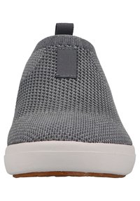 Šedá textilní slip-on obuv s tkaným vzorem, bílou gumovou podrážkou a zadním poutkem pro snadné obutí. Hladký povrch bez viditelných ozdob.