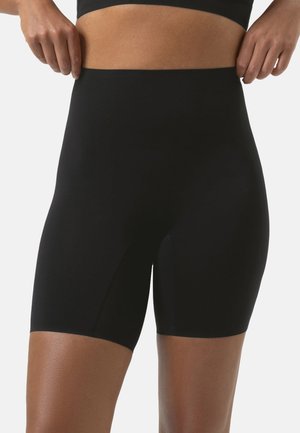 Zwarte high-waisted fietsshorts gemaakt van gladde, rekbare stof. Kenmerken een strakke pasvorm met een elastische tailleband en een lengte tot halverwege de dij.