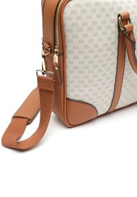 Braune Lederhandtasche mit einem strukturierten cremefarbenen Stoff, der ein dezentes Logo-Muster aufweist, goldenen Beschlägen und einem abnehmbaren Schulterriemen.