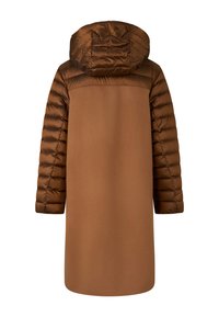 Dlouhý hnědý kabát s prošívanými nadýchanými rukávy a kapucí, hladké látkové tělo, zobrazený zezadu na bílém pozadí.
