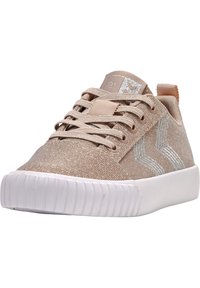 Błyszczące beżowe trampki z teksturowaną cholewką, srebrnymi akcentującymi paskami oraz białą gumową podeszwą. Posiadają sznurówki i pętelkę na pięcie.