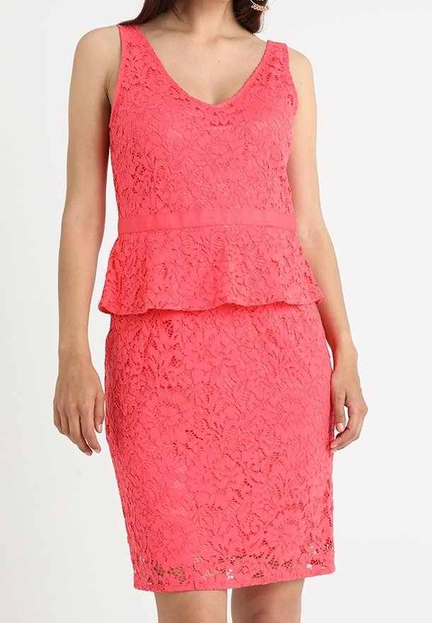 Robe péplum en dentelle rose avec un col en V, une jupe ajustée et un motif floral. Tissu texturé avec une ceinture lisse.