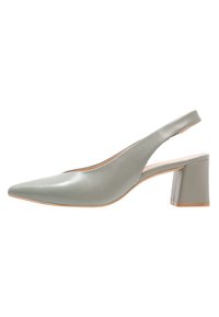 Šedé kožené slingback lodičky s špičatou špičkou a masivním blokovým podpatkem, s hladkou texturou a minimalistickým designem.