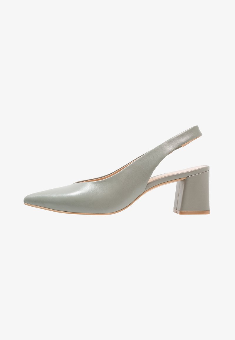 Šedé kožené slingback lodičky s špičatou špičkou a masivním blokovým podpatkem, s hladkou texturou a minimalistickým designem.