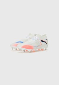 Weiße Fußballschuhe mit einem bunten Farbverlauf-Design, das pinke und blaue Akzente aufweist, strukturiertem Obermaterial und geformten Stollen für besseren Halt.