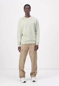 New Balance SPORT ESSENTIALS CREW UNISEX - Sweater - green
