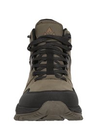 Bruna vandringsskor med svarta accenter, utrustade med en vadderad krage, texturerad gummisåle och förstärkt tåskydd. Snören är centralt placerade.