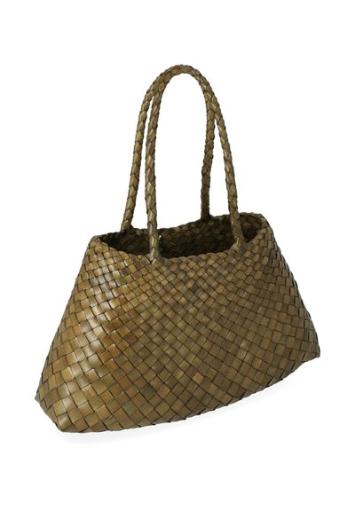 Bolso tote tejido en tonos marrones terrosos. Presenta una forma triangular, dos asas trenzadas y una parte superior abierta, mostrando una artesanía texturizada.