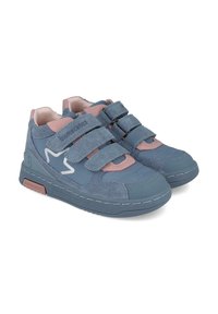 Zapatillas de gamuza azul con acentos rosas, que presentan dos correas de Velcro, cuello acolchado y un detalle del logo blanco en el costado. Suela de goma gruesa.