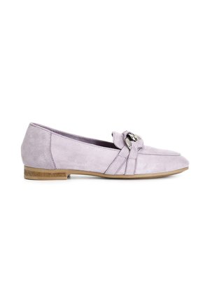 Lavender suède ballerina's met een afgeronde neus, geplooide details en een centrale zilverkleurige hardware-accent. Vlakke, natuurlijk houtachtige zool.