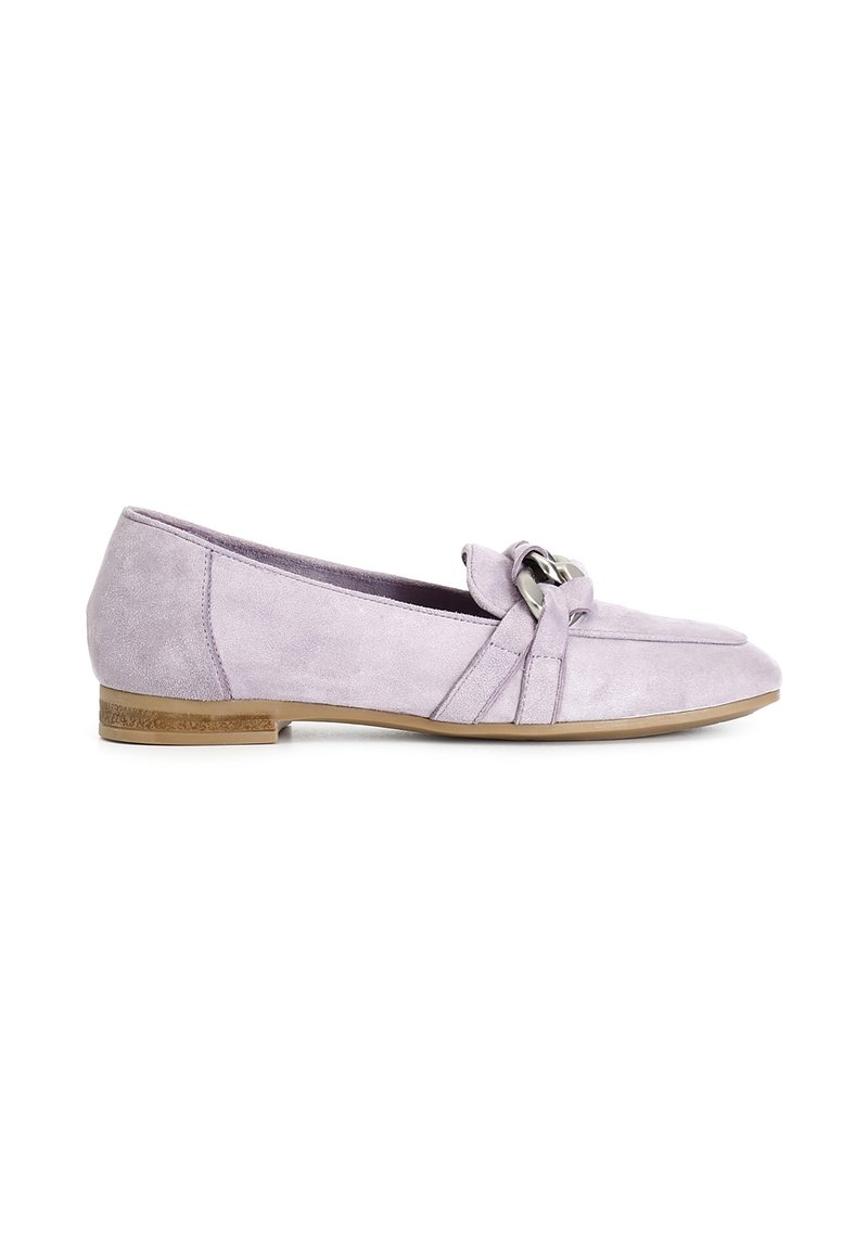 Ballerine in suede lavanda con punta rotonda, dettagli arricciati e un accento centrale in metallo argentato. Suola piatta simile al legno naturale.