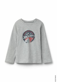 Šedé tričko s dlouhým rukávem vyrobené z bavlněné směsi, s barevným grafickým potiskem "Hot Wheels" uprostřed, kde je zobrazeno kolo a plameny.