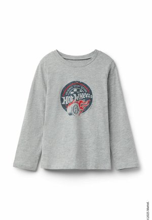 Graues langärmliges T-Shirt aus Baumwollmischung mit einem bunten "Hot Wheels"-Grafikdesign, das ein Reifenmotiv mit Flammen in der Mitte zeigt.