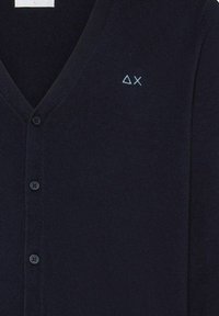 Cardigan blu navy con scollo a V, dotato di cinque bottoni sul davanti e un piccolo logo embossato azzurro chiaro sul lato sinistro.