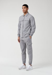 CLOSURE London SMART UTILITY OVERSHIRT jasnoszary