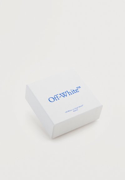 Boîte carrée blanche avec le texte "Off-White™" en bleu sur le couvercle, posée sur un fond blanc uni.