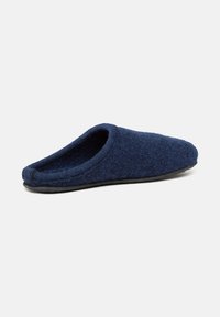 Pantofola in lana blu navy con texture morbida, open back e suola in gomma nera. Presenta una punta rotonda e dettagli cuciti.