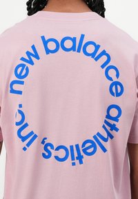 New Balance CIRCULAR LOGO UNISEX - T-shirts med print - pink
