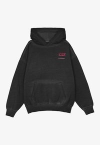 Felpa nera con cappuccio realizzata in morbidissimo pile, dotata di grande tasca frontale, polsini e orlo a coste e un logo grafico rosa sul petto.