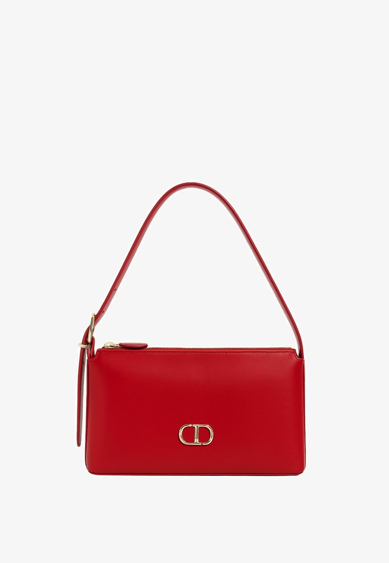 Borsa a tracolla in pelle rossa con forma rettangolare, dotata di una sola tracolla e di un dettaglio logo dorato sul davanti. Chiusura con zip nella parte superiore.