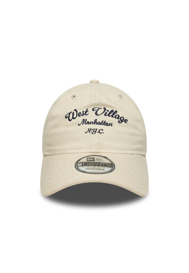 Beige baseball cap med mørkeblå brodert tekst "West Village Manhattan N.Y.C." Har en justerbar stropp og rund logo-patch på skyggen.