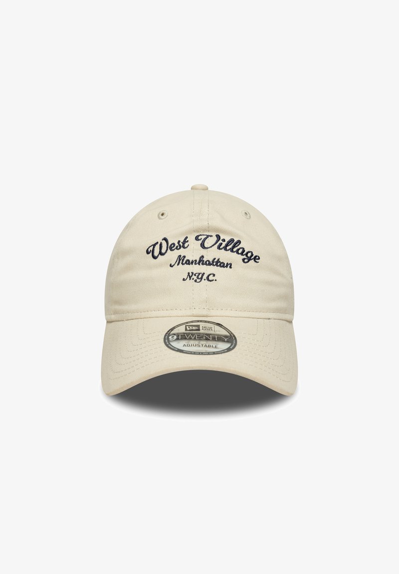 Beige Baseballkappe mit dunkelblauem besticktem Text "West Village Manhattan N.Y.C." Verfügt über einen verstellbaren Riemen und ein rundes Logo-Patch auf dem Schirm.